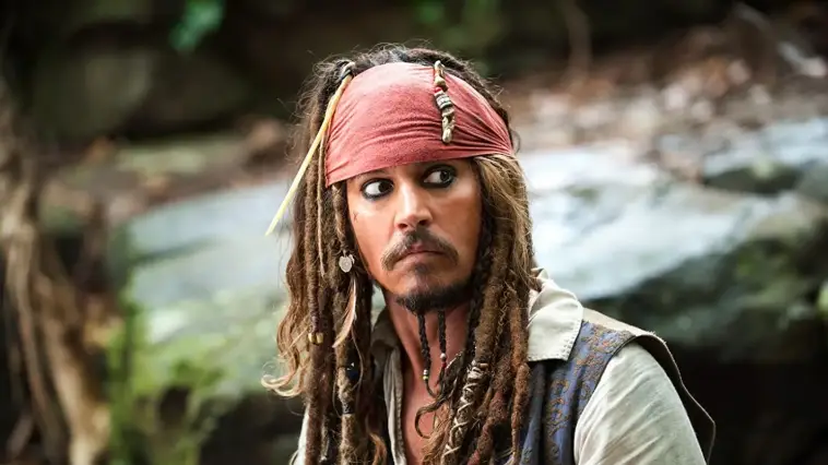 Dans quel film Johnny Depp a-t-il joué pour la première fois le rôle emblématique du Capitaine Jack Sparrow ?