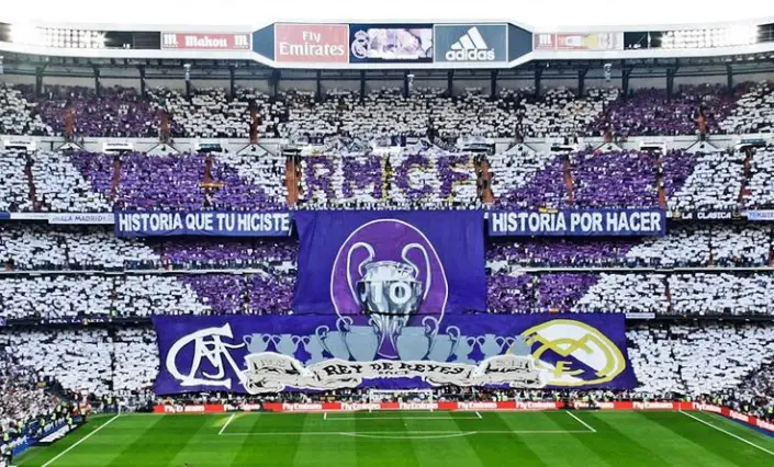 Quel est le surnom du Real Madrid en raison de ses maillots traditionnels blancs ?