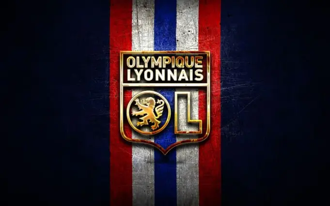 Quel joueur emblématique est surnommé "Le Magnifique" et a joué un rôle clé dans les succès de l'OL ?