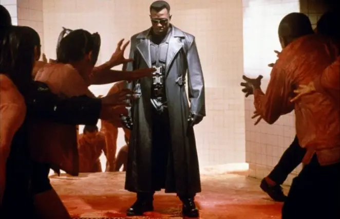 Quelle arme emblématique utilise Blade pour chasser les vampires ?