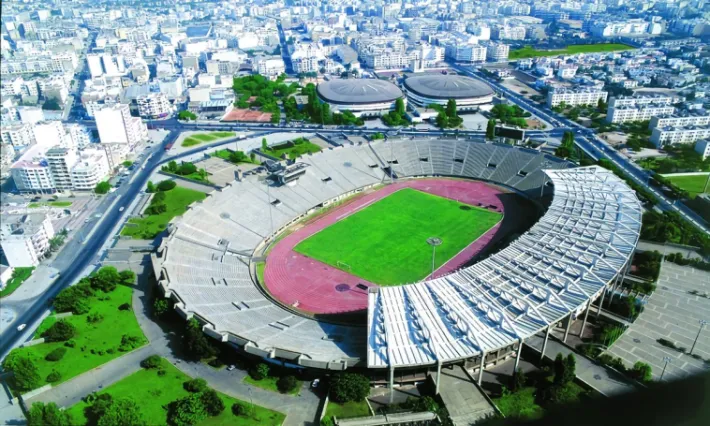 Quel stade emblématique à Casablanca est souvent utilisé pour les matchs de l'équipe nationale ?