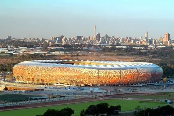 Dans quelle ville sud-africaine se trouve le stade emblématique Soccer City, où la finale de la Coupe du Monde de la FIFA 2010 a eu lieu?