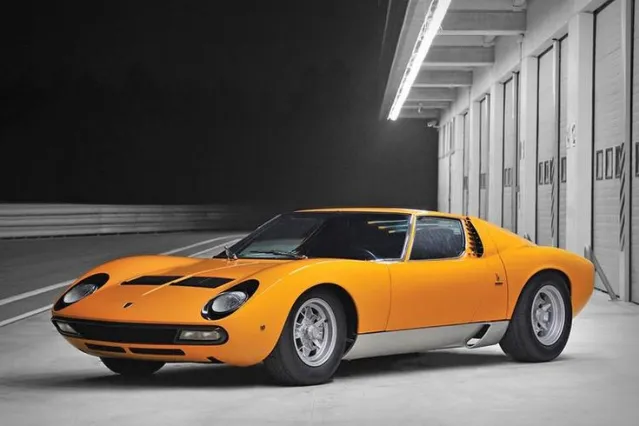 Quel est le nom du premier modèle de Lamborghini, introduit en 1966, qui a établi la réputation de la marque pour sa puissance et son style audacieux ?