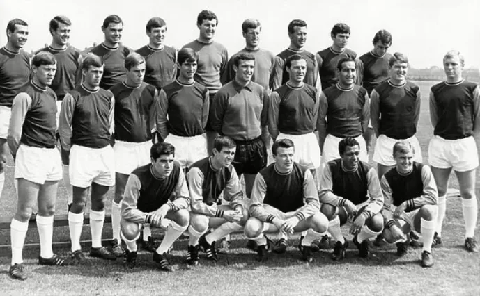 Quel légendaire défenseur de West Ham a remporté la Coupe du Monde avec l'Angleterre en 1966 ?