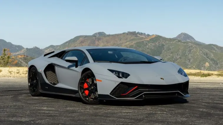 Quelle caractéristique distinctive de Lamborghini est souvent mise en avant, donnant à ses voitures une allure agressive et futuriste ?
