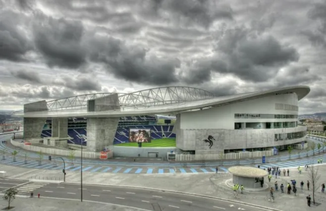 Quel stade est utilisé comme terrain à domicile par le FC Porto ?
