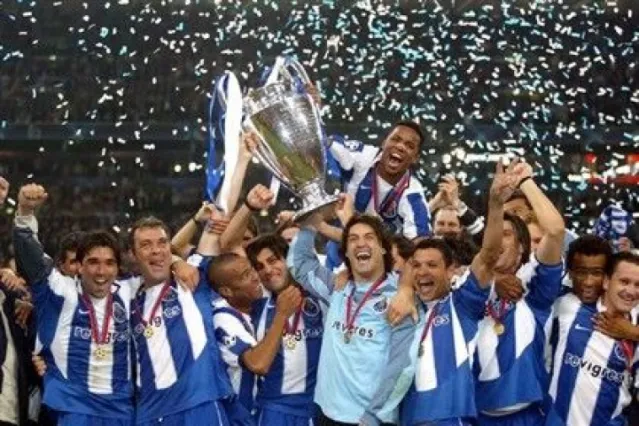 Quel entraîneur a mené le FC Porto à sa victoire en Ligue des Champions en 2004 ?