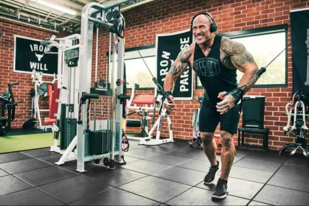Dans quel sport Dwayne Johnson a-t-il commencé sa carrière ?