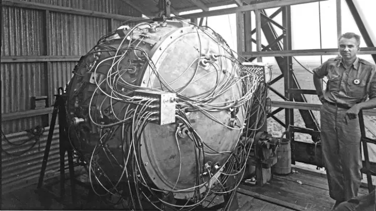 Quel est le nom de l'équipe de scientifiques qui a travaillé sur le projet Manhattan sous la direction d'Oppenheimer