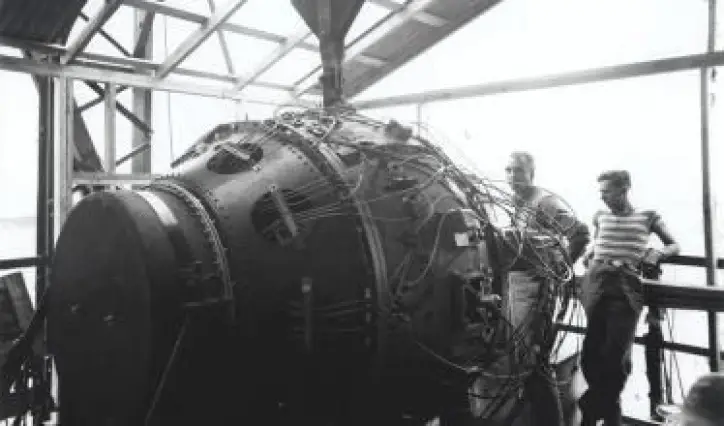 Quelle est la principale réaction nucléaire qui se produit au sein d'une bombe atomique ?