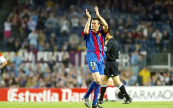 Quel était le poste de Luis Enrique lorsqu'il était joueur de football professionnel ?