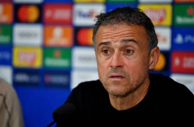 Quel club a marqué le début de la carrière professionnelle de Luis Enrique en tant que joueur ?