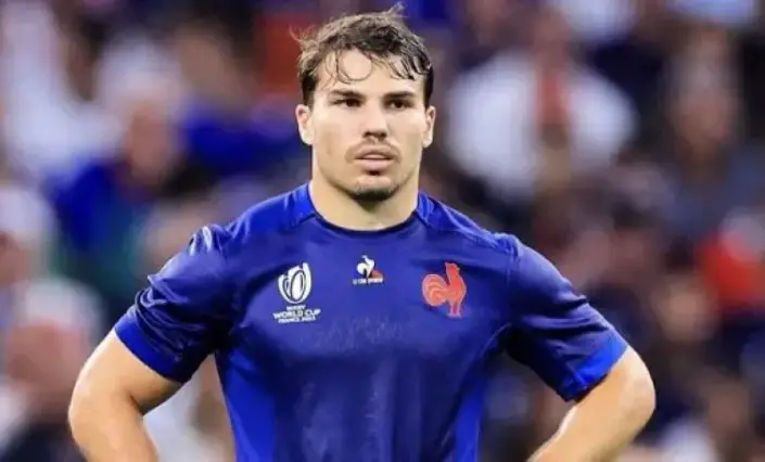 Quel poste occupe généralement Antoine Dupont sur le terrain de rugby ?