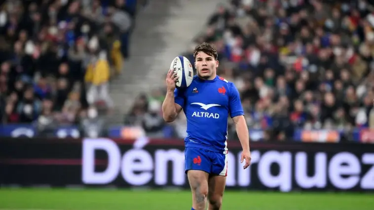 Dans quel club Antoine Dupont évolue-t-il dans le championnat français de rugby ?