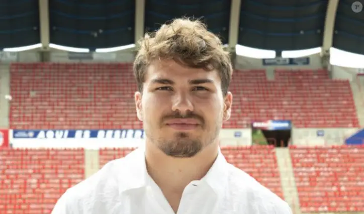Quel est le numéro de maillot habituel d'Antoine Dupont en équipe nationale de rugby ?