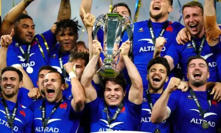 En quelle année Antoine Dupont a-t-il remporté le Tournoi des Six Nations pour la première fois avec l'équipe de France ?