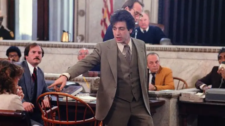 Quel est le titre du film dans lequel Al Pacino incarne un avocat aveugle défendant un jeune homme accusé de meurtre ?