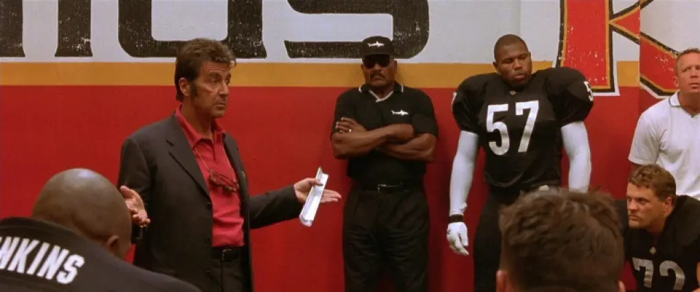 Quel est le titre du film dans lequel Al Pacino incarne un entraîneur de football américain légendaire ?