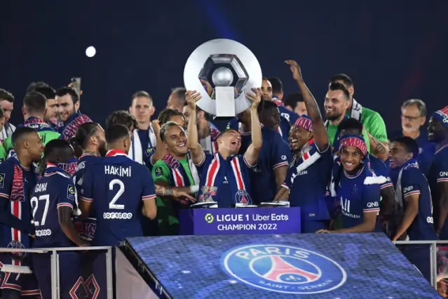 Quel est le nombre total de titres de champion de France remportés par le Paris Saint-Germain  ?