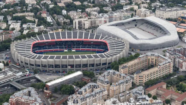 Quel est le nom du stade où le Paris Saint-Germain joue ses matchs à domicile ?