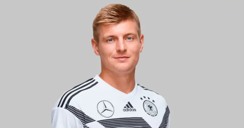 À quel poste joue Toni Kroos ?