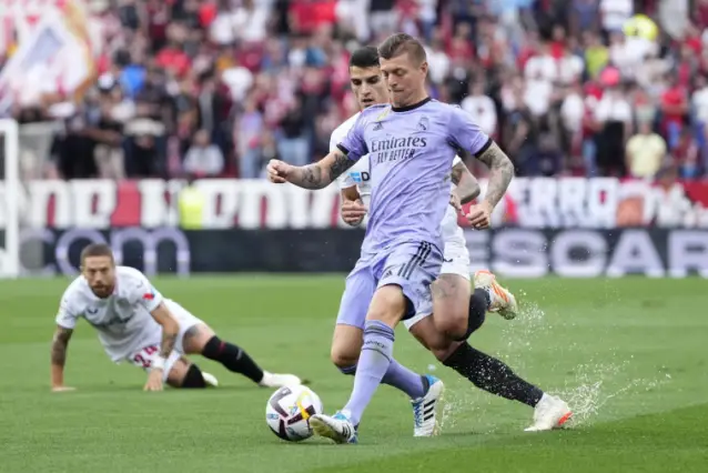 Quel est le surnom de Toni Kroos en raison de sa précision et de son calme sur le terrain ?