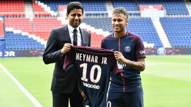 En quelle année Neymar a-t-il été transféré du FC Barcelona au Paris Saint-Germain ?