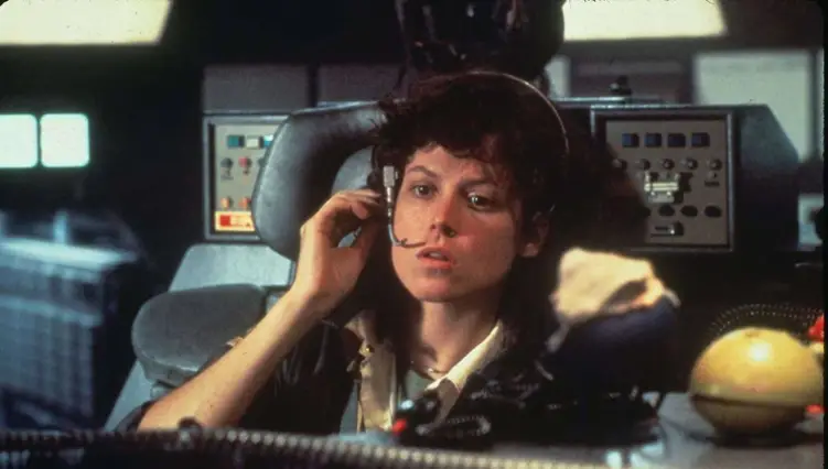 Quel est le nom du vaisseau spatial dirigé par Sigourney Weaver dans la saga Alien ?