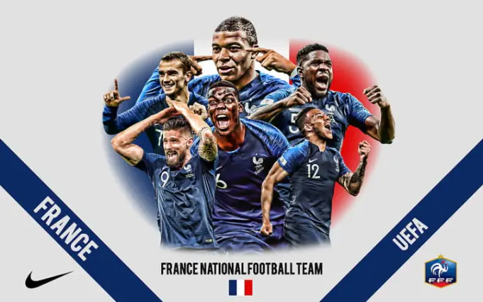 Quel est le surnom officiel de l'équipe nationale de football de France ?