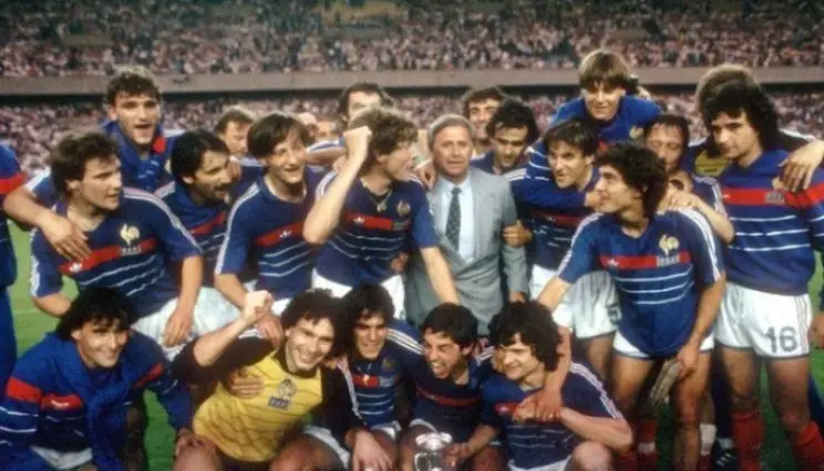 Qui a été l'entraîneur de l'équipe de France lors de leur victoire à l'Euro 1984 ?