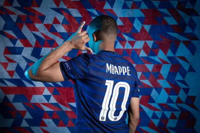 En quelle année Kylian Mbappé a-t-il fait ses débuts avec l'équipe nationale de France ?
