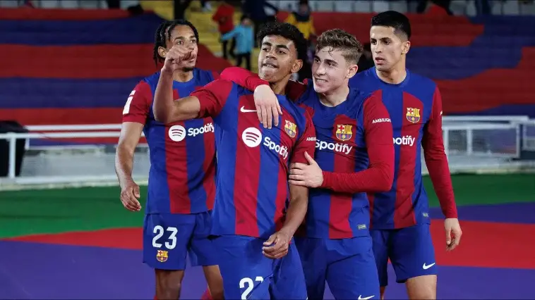 À quel âge Lamine Yamal a-t-il fait ses débuts en équipe première du FC Barcelone ?