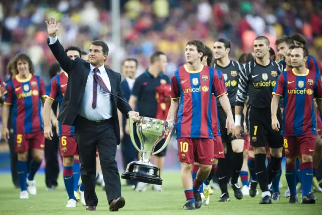 Sous la présidence de Laporta, quel entraîneur emblématique a été nommé pour la première fois à la tête de l'équipe première du FC Barcelone en 2008 ?