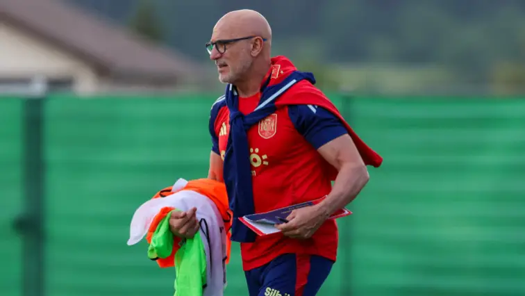 Avant de devenir entraîneur, quel club Luis de la Fuente a-t-il entraîné en Espagne ?