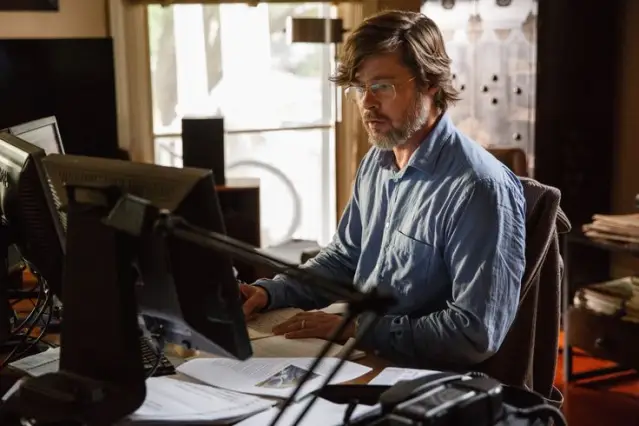 Dans le film "The Big Short" (2015), Brad Pitt joue le rôle d'un personnage impliqué dans quel domaine ?