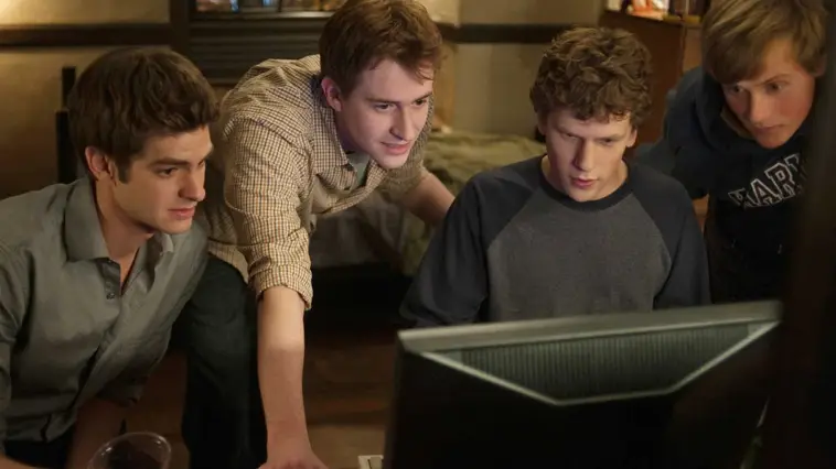 Quel est le titre du film de 2010 basé sur la création de Facebook ?