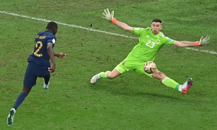 Emiliano Martínez a remporté la Coupe du Monde 2022 avec l'Argentine. Contre quelle équipe a-t-il réalisé un arrêt décisif en finale lors des prolongations ?