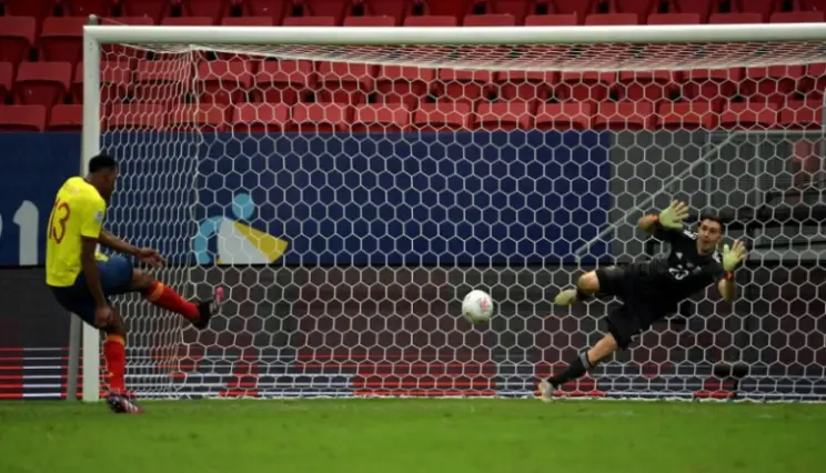En 2021, Emiliano Martínez a été crucial pour l'Argentine lors de la Copa América. Combien de tirs au but a-t-il arrêtés en demi-finale contre la Colombie ?