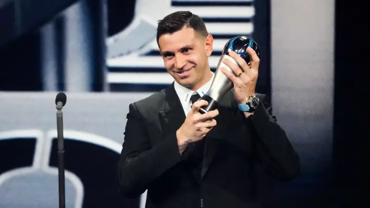 En 2023, Emiliano Martínez a été nommé Gardien de l'année par la FIFA. Quel prix prestigieux a-t-il remporté ?