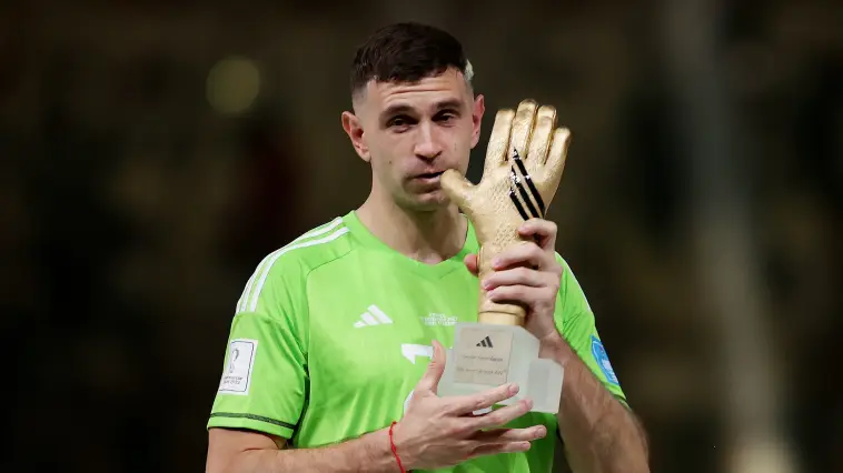 En plus de ses exploits sur le terrain, Emiliano Martínez est connu pour sa personnalité charismatique. Quel geste controversé a-t-il fait après la finale de la Coupe du Monde 2022 lors de la remise des prix ?