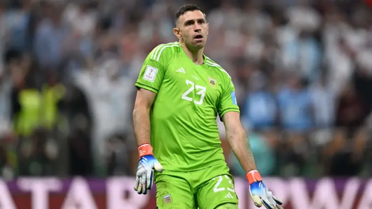 Emiliano Martínez est connu pour son attitude confiante lors des séances de tirs au but. Quel est son surnom souvent utilisé par les fans argentins ?