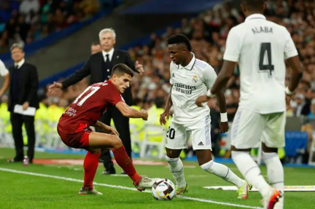 Vinícius Júnior est surtout connu pour sa rapidité et ses dribbles. Quel est son pied dominant ?