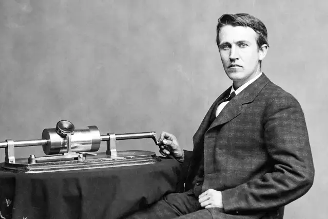 Dans quel domaine a travaillé le jeune Thomas Edison avant de se lancer dans l'invention et l'entrepreneuriat ?