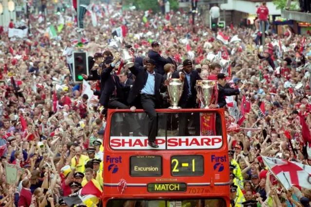 Quelle saison le Manchester United a-t-il réalisé le triplé historique en remportant la Premier League, la FA Cup et la Ligue des champions ?