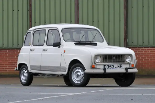 Combien d'exemplaires de la Renault 4 ont été produits dans le monde ?