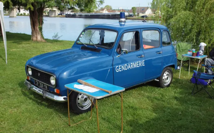 La Renault 4 a été utilisée dans de nombreuses publicités. Quelle phrase symbolisait le mieux son esprit ?