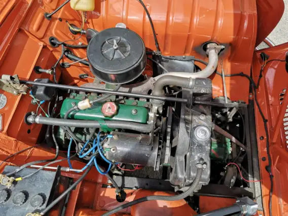 Combien de chevaux-vapeur (CV) avait le premier moteur de la Renault 4 en 1961 ?