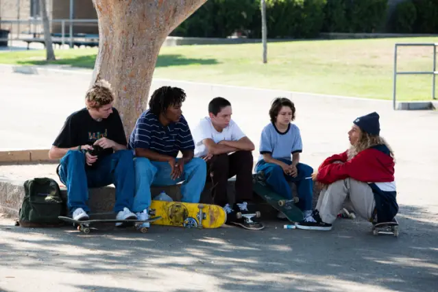 Dans quel film Jonah Hill joue-t-il le rôle d'un enfant dont les parents divorcent, et qui rencontre un groupe d'adolescents dans les années 1990 ?