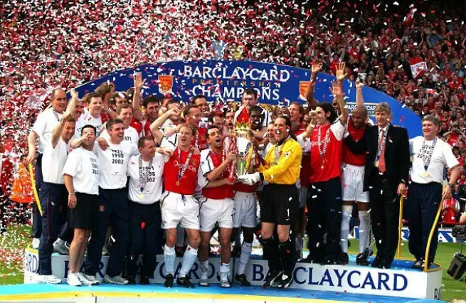 Quelle saison a vu Arsenal terminer la Premier League sans aucune défaite, obtenant le statut d'invincibilité ?