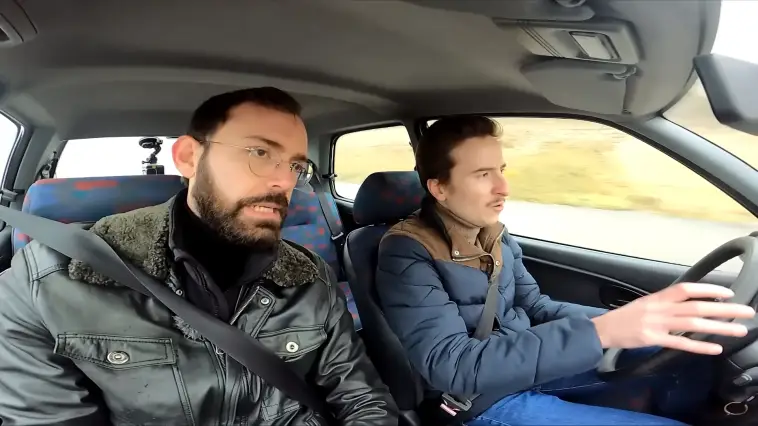 Quel est l’un des signes distinctifs de Vilebrequin dans ses vidéos ?